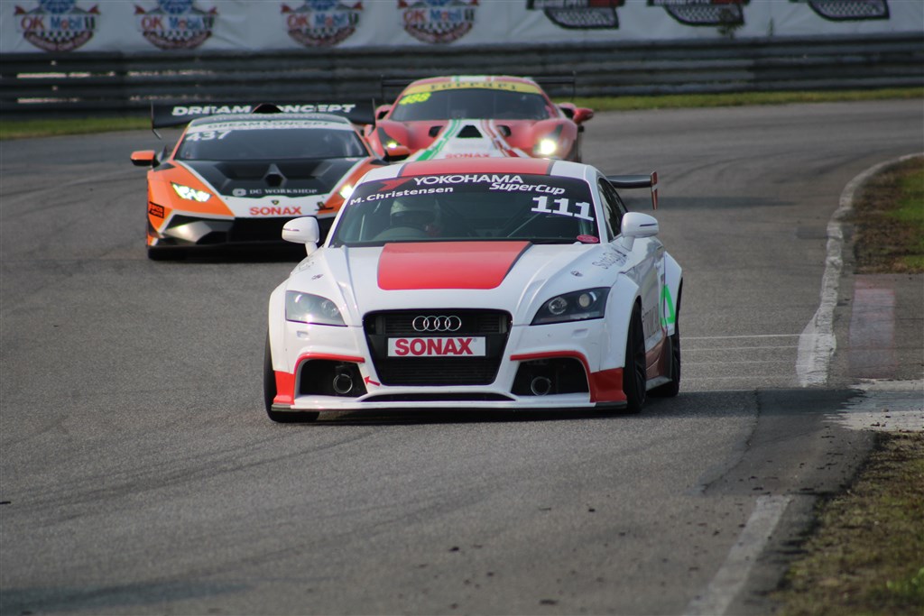 Der skal igen holdes øje i spejlene, da Yokohama SuperCup også skal dele banetiden med Special Saloon Car denne gang. Derfor må Morten Christensen (111), og alle de andre kørere, affinde sig med at blive overhalet af nogle Lamborghini, Ferrari og Porsche racere et par gange i løbene.
(Foto: JJ Media)